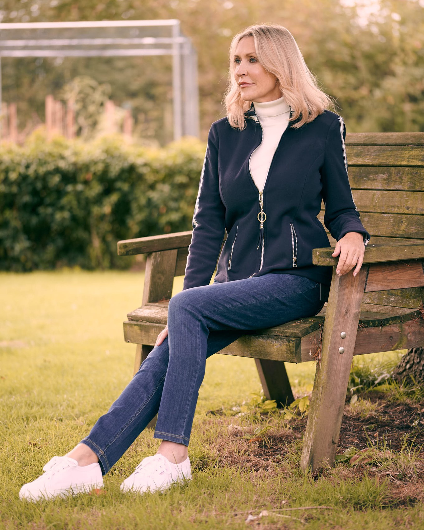 Ladies classy casual outfit with stretch jeans and a casual sporty jacket