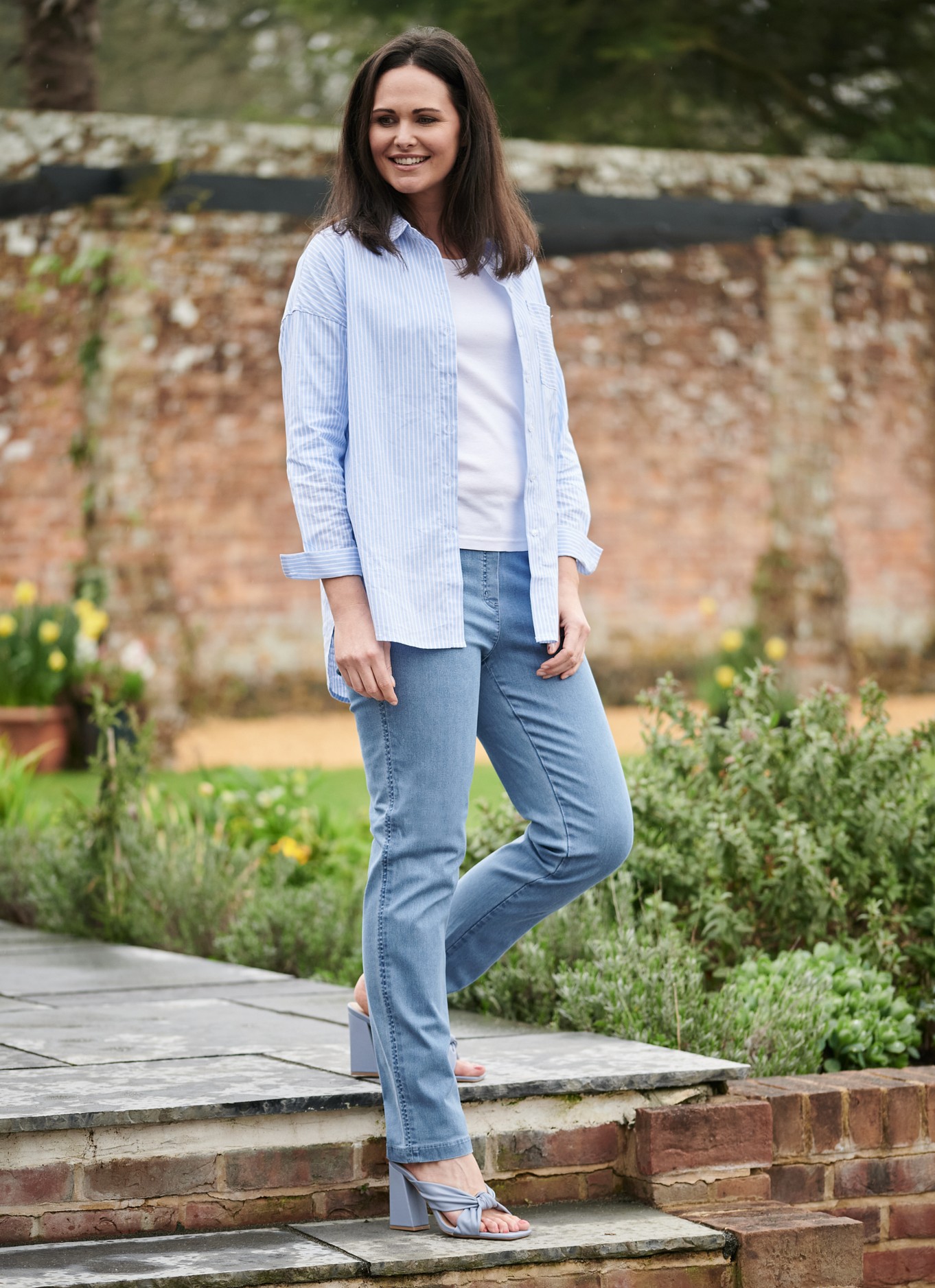 White shirt and blue jeans – The off-duty model look. - Colour me in style